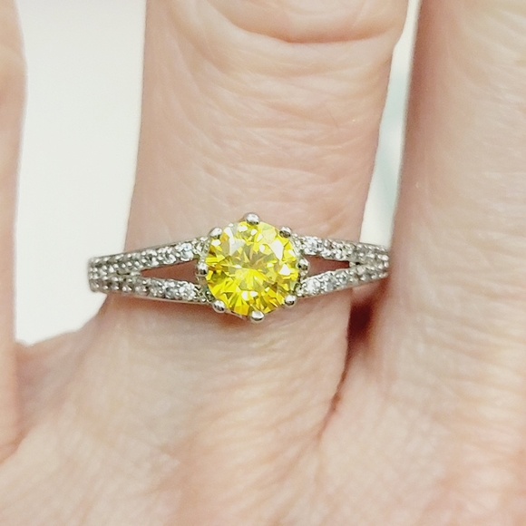 💍2 for $20 NWT Fragrant Jewels Yellow Swarovski Ring - Picture 1 of 5